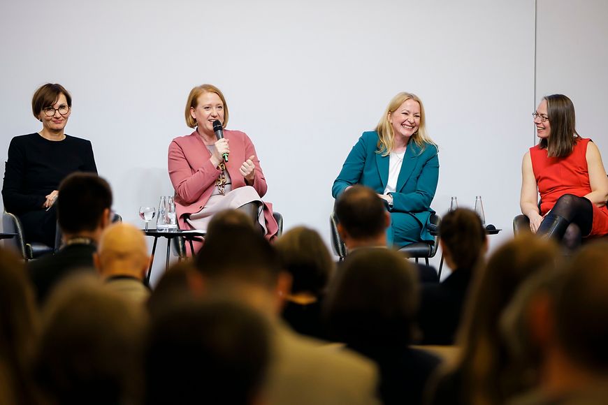 Lisa Paus und weitere Politikerinnen auf dem Ganztagskongress 2024