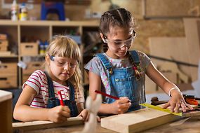 Kinder, die experimentieren.