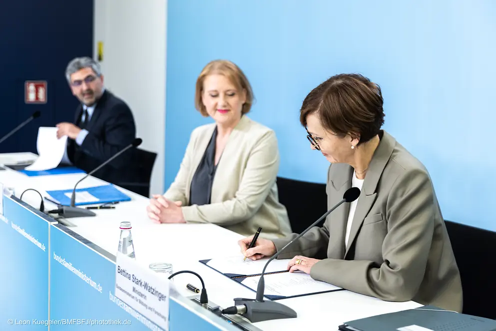 Die Ministerinnen während der Pressekonferenz