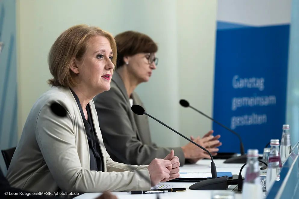 Lisa Paus spricht während der Pressekonferenz ins MIkrofon.