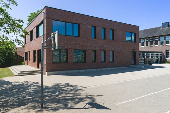 Außenansicht der Schule