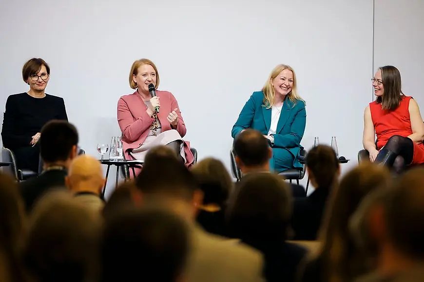 Lisa Paus und weitere Politikerinnen auf dem Ganztagskongress 2024