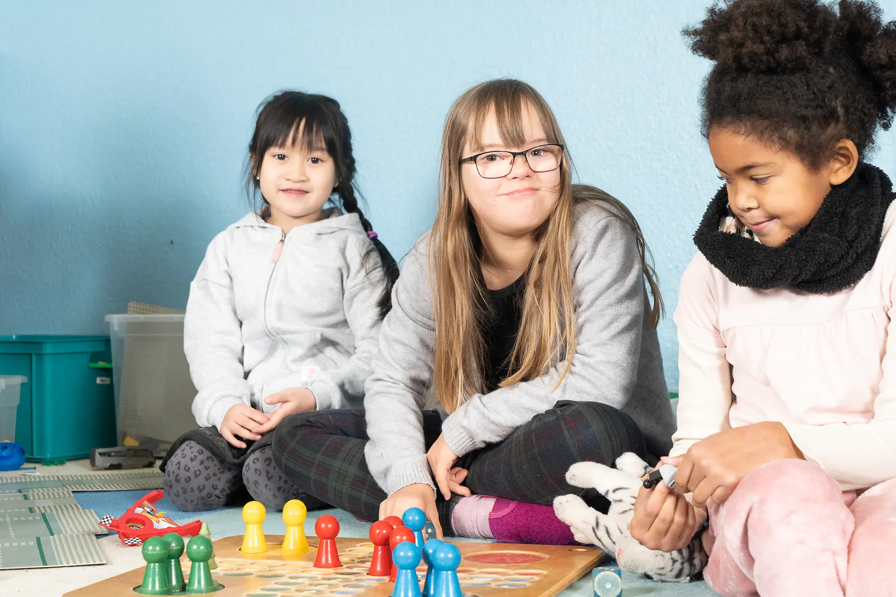 Drei Kinder spielen zusammen 