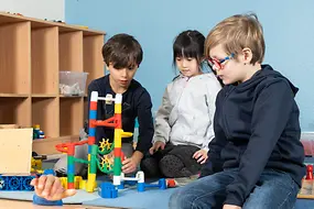 Kinder mit Bausteinen